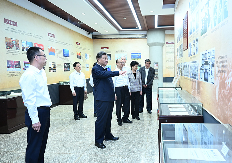 9月6日至8日，中共中央總書記、國家主席、中央軍委主席習近平在黑龍江考察。這是7日上午，習近平在哈爾濱工程大學哈軍工紀念館考察。