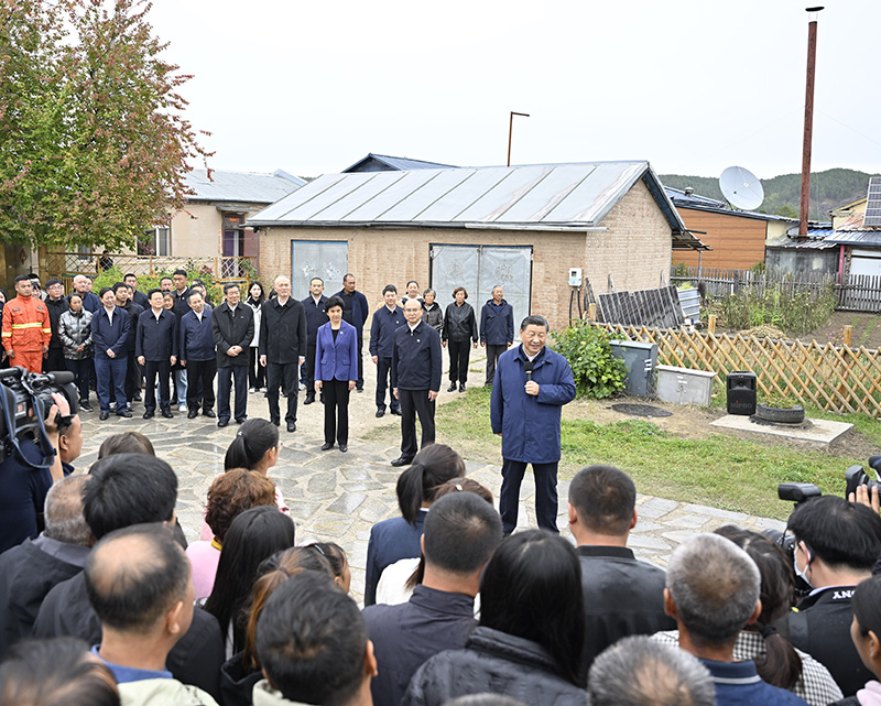 9月6日至8日，中共中央總書記、國家主席、中央軍委主席習近平在黑龍江考察。這是6日下午，習近平在大興安嶺地區(qū)漠河市北極村考察時，同當?shù)厝罕娪H切交流。