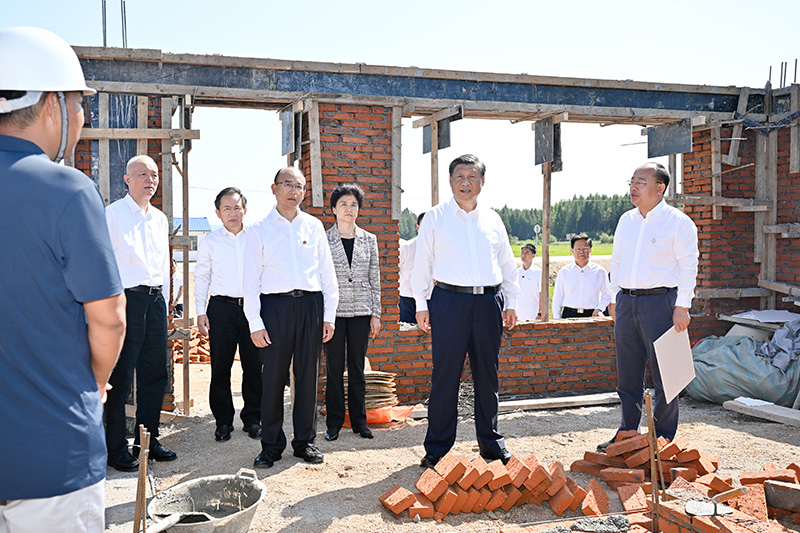 9月6日至8日，中共中央總書記、國家主席、中央軍委主席習近平在黑龍江考察。這是7日上午，習近平在遭受洪澇災害的哈爾濱尚志市老街基鄉(xiāng)龍王廟村，察看水毀房屋重建情況。